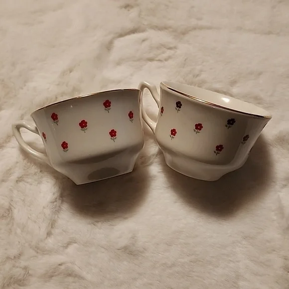 VINTAGE 🍵 TEACUPS FLOWERS DESIGNS / GOLD TRIM - Picture 1 of 4